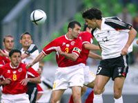 Michael Ballack (jobbra) a négy góljából hármat fejjel szerzett a máltaiak elleni barátságos mérkôzésen