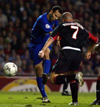 Ryan Giggs (balra) két gólt szerzett az Old Traffordon az Olympiakosz elleni meccsen