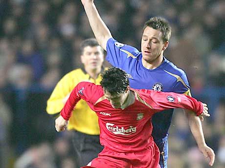 John Terry (kékben) természetesen azon lesz, hogy elrontsa spanyol vetélytársa, a Liverpool mezében az 50. bajnokijára készülô Luis Garcia jubileumát