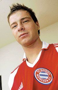 Egy ereklye a sok közül: Stark Péter fotósunk kedvéért elôvette az egyik féltve ôrzött Bayern-mezét, és &#8211; mint odahaza, meccsnézés közben &#8211; felhúzta magára (fotó: Czagány Balázs)