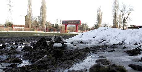 Tájkép ? csata helyett: a stadion rangadó rendezésére, a pálya játékra volt alkalmatlan