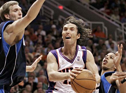 Steve Nash (a labdával) épp Dirk Nowitzki mellett (balra) tör kosárra