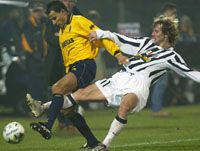 Pavel Nedved (jobbra) kapta meg a 2003-as év elsô jelentôs egyéni díját: a Juve középpályása a World Soccer szavazásán nyert