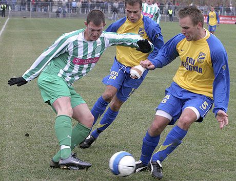 Két hazai játékos jutott egy vendégre: Fitos László (balra) nem tudta átverekedni magát Harnócz Róberten (jobbra) és Sebôk Tiboron
