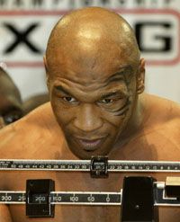 Mike Tyson talán éppen azt mérlegeli, mennyit nyomhat a latban 102.49 kilós testsúlya