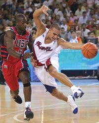 Carlos Arroyóval (jobbra) nem bírt Dwayne Wade, a Puerto Ricó-i irányító 24 pontot dobott az amerikaiaknak