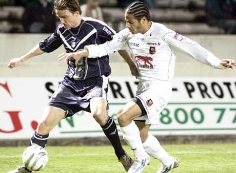 Vladimir Smicer, a Girondins Bordeaux cseh légiósa (balra) remek összjáték után szerezte meg idénybeli harmadik bajnoki gólját, amellyel megerôsítette csapata második helyét a címvédô Lyon mögött