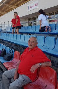 Tomhauser István büszkén ül a 2011-ben felújított Ikarus Stadion lelátóján. Hosszú és nehéz út vezetett idáig a gazos és elhanyagolt atlétikai pálya negyvenkét évvel ezelőtti birtokbevételétől