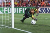 Taffarel egyik legfontosabb védése: az 1998-as világbajnokság elôdöntôjének párbajában hárította Ronald de Boer tizenegyesét