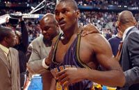 Ron Artest, az Indiana Pacers frontembere nem csupán a pontgyártásban, hanem a verekedésben is az élen járt a detroiti mérkôzésen