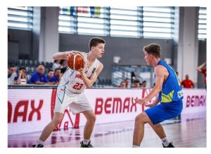 Hajdu Péter Márton (a labdával) már az U16-os válogatottban is bemutatkozhatott Forrás: FIBA