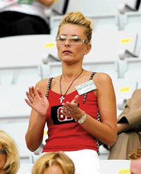 Oliver Kahn már nem csak a pályán szomorkodik, viszont felesége Simone (képünkön) akár örömében is tapsolhat