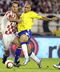 Ronaldo (jobbra) és Simunic párharca (fotók: Reuters)