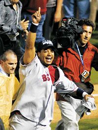 Manny Ramírez nem csupán a World Series-sikernek, hanem a döntô legértékesebb játékosának járó díjnak is örülhetett