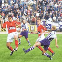 A két piros mezes újvárosi futballista, Kiss György (balra) és Zováth János mellett a békéscsabai középpályás, Vincze Zoltán (jobbra) nemigen tudott párharcokat nyerni (Fotó: Kiss Zoltán)