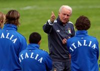 Trapattoni (szemben) a nyári Európa-bajnokságig biztosan az olasz válogatottnál marad