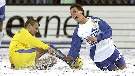 Németh Krisztián (jobbra) néha megszenvedett a labdáért, ám vigasztalhatja a fiatal csatárt, hogy gyôztes gólt rúgott