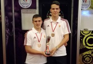Katona Bence (balról) és Lakatos Gergely az Ankarában nyert trófeával Forrás: Magyar Darts Szövetség