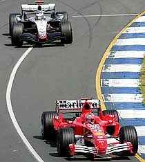 Elöl Michael Schumacher, mögötte Kimi Räikkönen