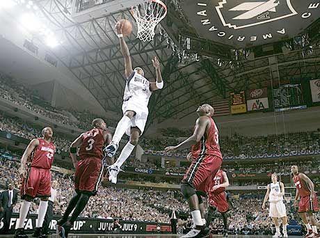 Jason Terry (labdával) a hátára vette a Dallas csapatát, és az elsô meccsen gyôzelemre vezette a Miami ellen