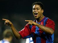 Patrick Kluivert három gólt vágott az Alavés ellen hosszú idô után újra parádés teljesítménnyel elôrukkoló Barcelonában