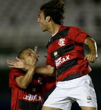 Júnior, a Flamengo támadója (jobbra) a gólját ünnepli