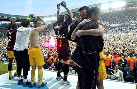 A nantes-iak úgy ünnepelték az utolsó fordulóban kiharcolt bennmaradást, mintha bajnoki címet nyertek volna. A nantes-iak úgy ünnepelték az utolsó fordulóban kiharcolt bennmaradást, mintha bajnoki címet nyertek volna.