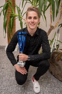 Kovács Bálint (18) a Suzuki-kupa 2019-es bajnokának járó trófeával Forrás: H-Moto Team