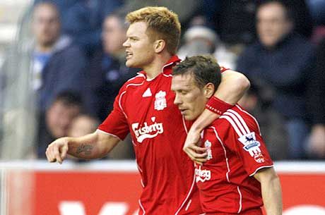 A látszat csal: a nagyobb ? John Arne Riise (balra) ? kapott fájdalmas ütéseket a kicsitôl, Craig Bellamytól