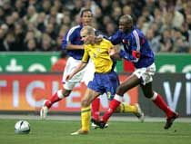 A svédek gólját szerzô Fredrik Ljungberg (9) csak a pályán próbált szabadulni londoni csapattársa, Patrick Vieira társaságától