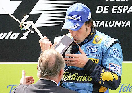 Királytól a királynak ? János Károly nagy szeretettel adta át az elsô helyezettnek járó díjat a Spanyol GP-n elôször diadalmaskodó Alonsónak