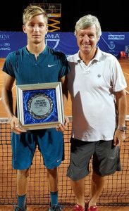 Valkusz Máté és edzője, Kuhárszky Zoltán a fiatal teniszező eddigi legnagyobb sikerének helyszínén, Cordenons-ban