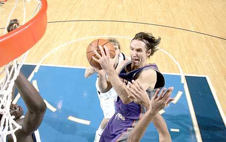 Steve Nash (a labdával) kénytelen a pontgyártásból is többet vállalni, amióta Amare Stoudemire sérült