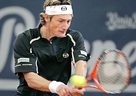 Juan Carlos Ferrero (képünkön) az elsô szettet elbukta Marat Szafin ellen, ám a következô két játszmában mindössze hat gémet veszített