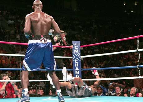 2004. május 15. &#8211; Roy Jones a padlón, Antonio Tarver a gyôzelem küszöbén