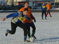 Az olvadó hóban is megôrizte egyensúlyát a Videoton játékosa, Tóth Norbert (hátul)