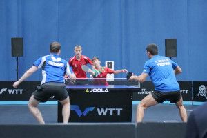 Huzsvár Erik (pirosban, balra) és Szántosi Dávid párosa két mérkőzést is nyert a budapesti WTT-viadalon Forrás: MOATSZ