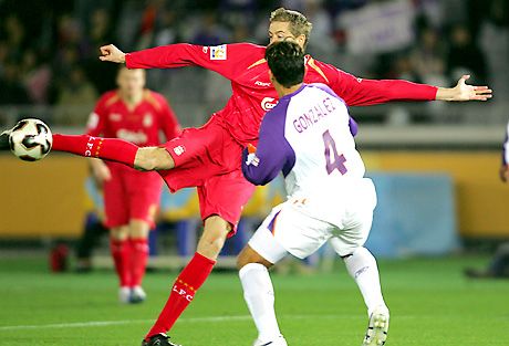 Peter Crouch (pirosban) két góllal vette ki a részét a Liverpool sima gyôzelmébôl