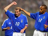 Zinedine Zidane (balra) a magyar edzôk szerint hajszállal jobb teljesítményt nyújtott 2003-ban, mint honfitársa, Thierry Henry