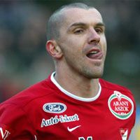 Igor Bogdanovics h&#251; maradt önmagához: nemcsak gólokat lôtt, de örömében a szögletzászlót is kettétörte (Fotó: Czagány Balázs)
