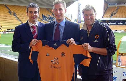 Filipovics Vladan (balra), Gyepes Gábor és Glenn Hoddle a Wolverhampton mezével a kezében elégedetten mosolygott a tárgyalást követôen