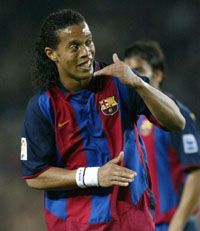 Ronaldinho elôbb szokásától eltérôen fejjel volt eredményes, majd szokásához híven gyönyör&#251;en osztogatott az Espanyol ellen