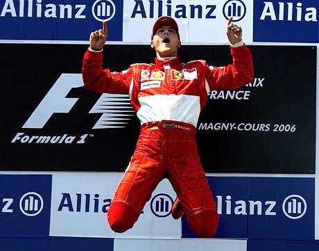 Michael Schumacher 2002-ben világbajnoki címet ünnepelt Magny-Cours-ban, ezúttal azzal is elégedett volt, hogy legyôzte Fernando Alonsót