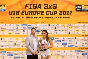 A csapat edzője Földi Attila és a torna legjobb játékosa Tóth Orsolya Forrás: FIBA