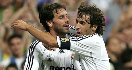 A madridi gólgyárosokat, Raúlt (jobbra) és Ruud van Nistelrooyt csak az érdekli, hogy betaláljon a Lyon ellen