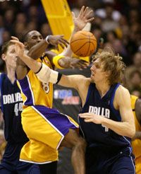 Bryant (világosban) sokáig szenvedett a Dallas ellen, de a végére összeszedte magát (Fotó: Reuters/Robert Galbraith)