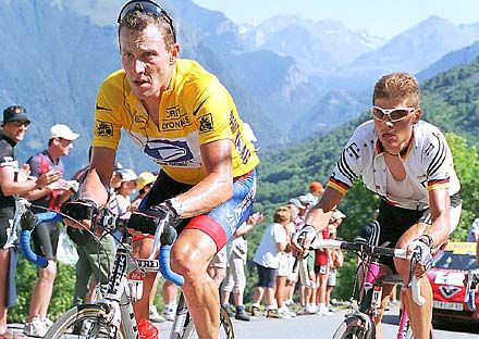 Elöl Lance Armstrong, mögötte a legnagyobb ellenfeleként emlegetett német Jan Ullrich