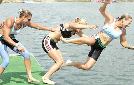 Kovács Katalin (a kis képen balra) és Janics Natasa hat aranyat nyert, a végén pedig a négyes többi tagjával a vízben ünnepelt