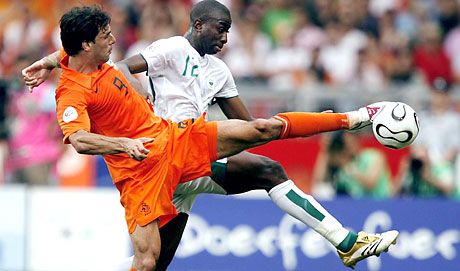 Ruud van Nistelrooy (elöl) egy hajszállal elôzte meg Abdoulaye Méitét ? miként Hollandia is Elefántcsontpartot