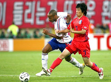 Versenyfutás a labdáért: Thierry Henry gyôzött, Pak Dzsi Szung késôbb szomorúan nézett a gólt szerzô francia csatár után